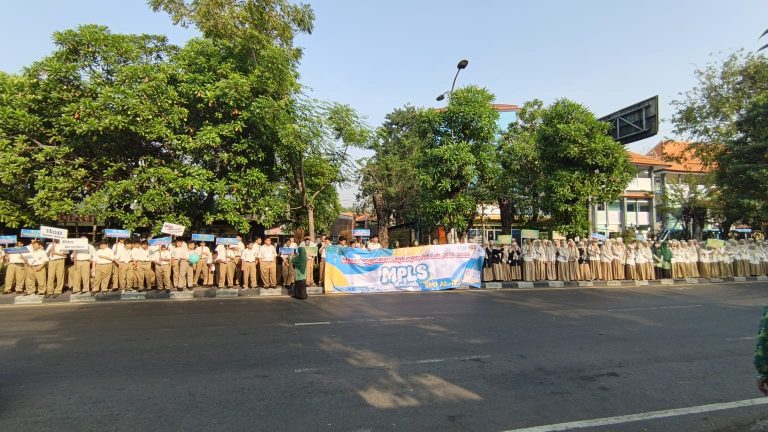 Ada Aksi Teatrikal, Orasi dan Penerbangan Balon di MPLS SMP Al-Irsyad