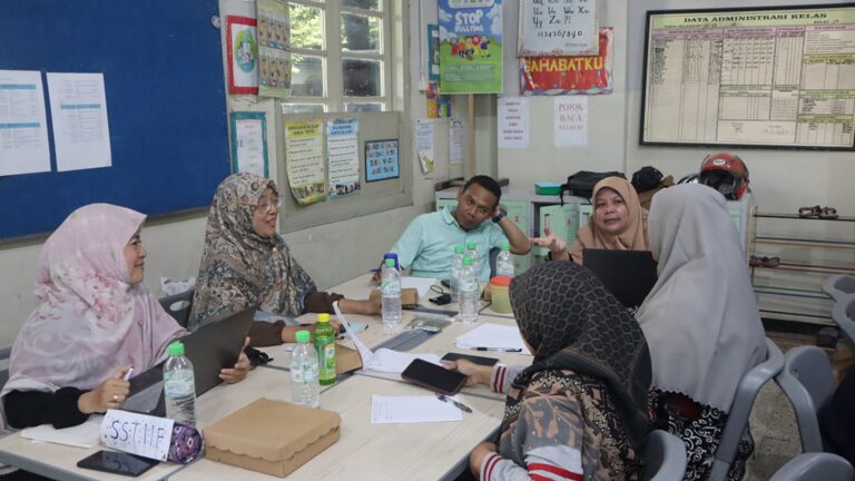 4 Hal Yang Pantas Bagi Orang Umum, Tapi Tidak Bagi Guru